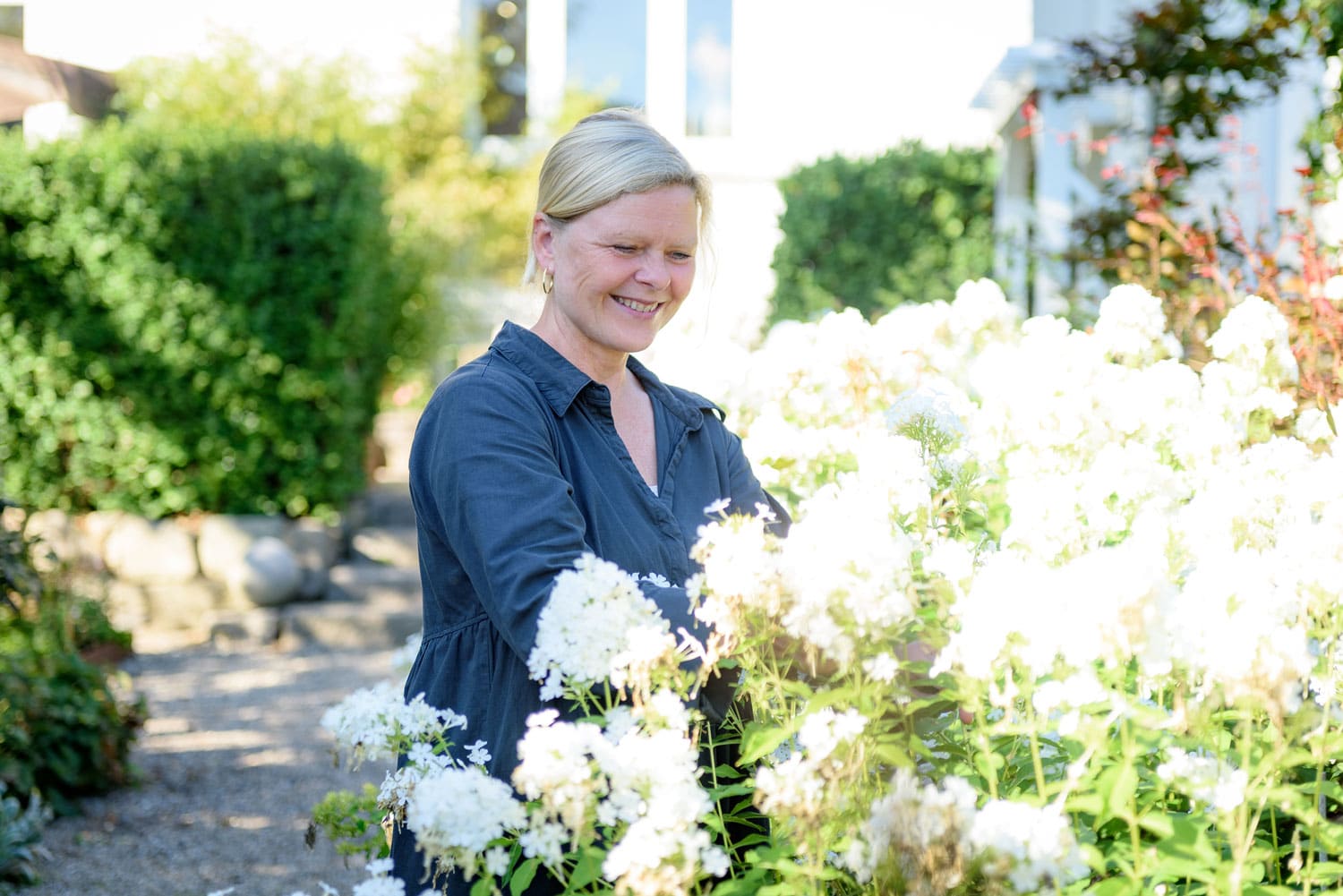 Mette Nyebye i haven